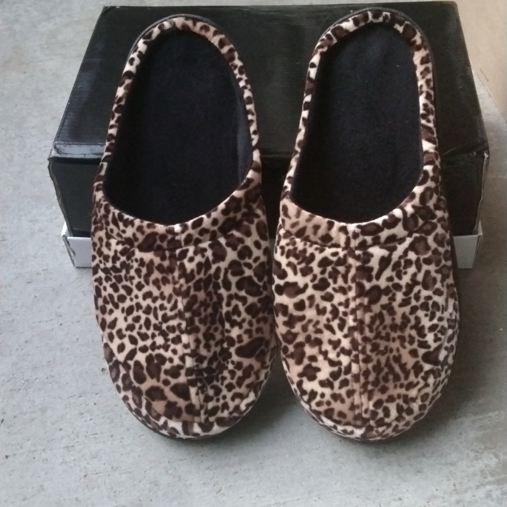 NWOT Women's leapard velvet slippers size medium